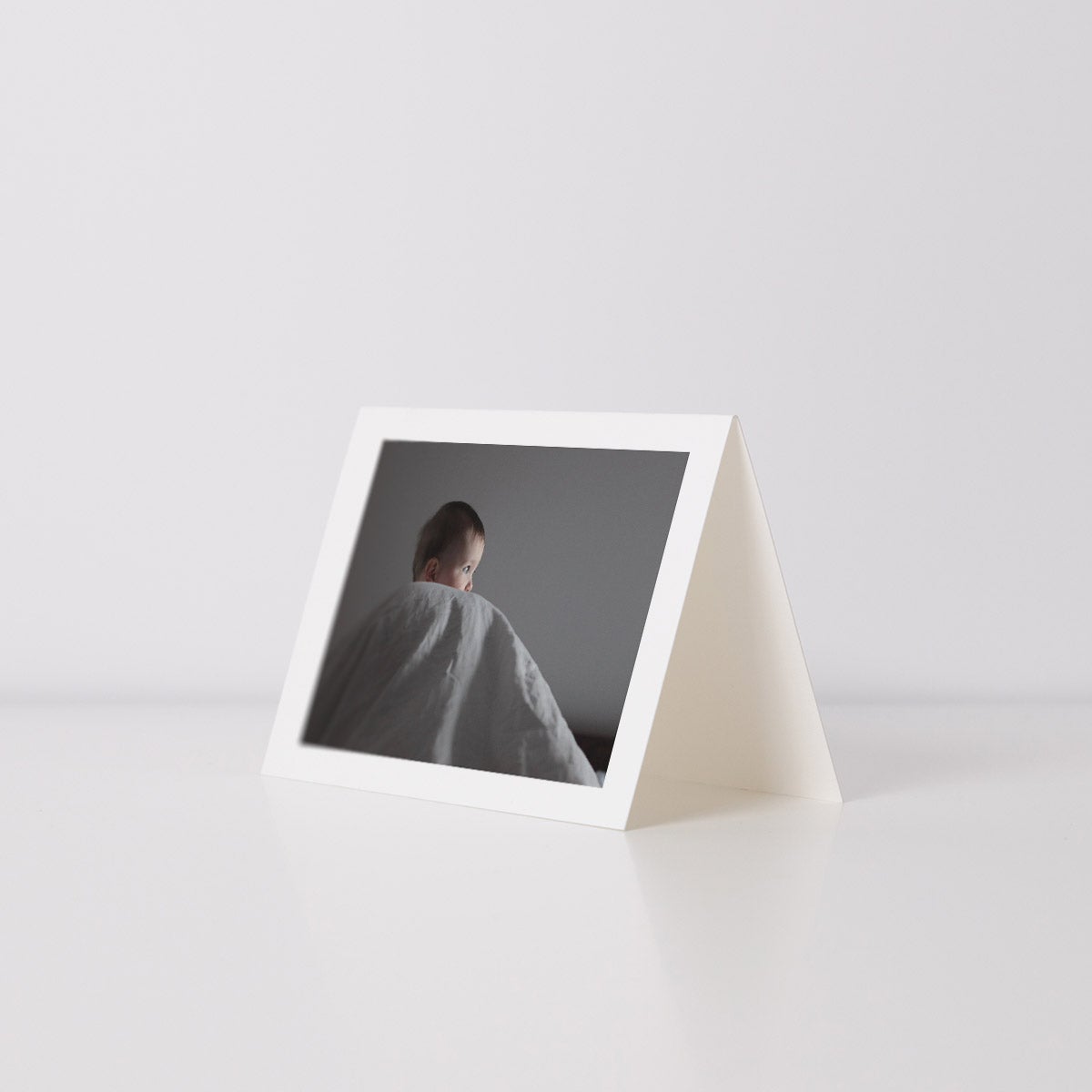 https://media.artifactuprising.com/media/catalog/product/3/-/3-by-5-folded-photo-cards-main02-little-girl-in-sheets_2x_1.jpg?width=2100&auto=webp